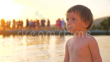 日落时站在海边的幼儿。 <strong>心理</strong>健康。 儿童<strong>心理</strong>学。 面部表情。 特殊外观